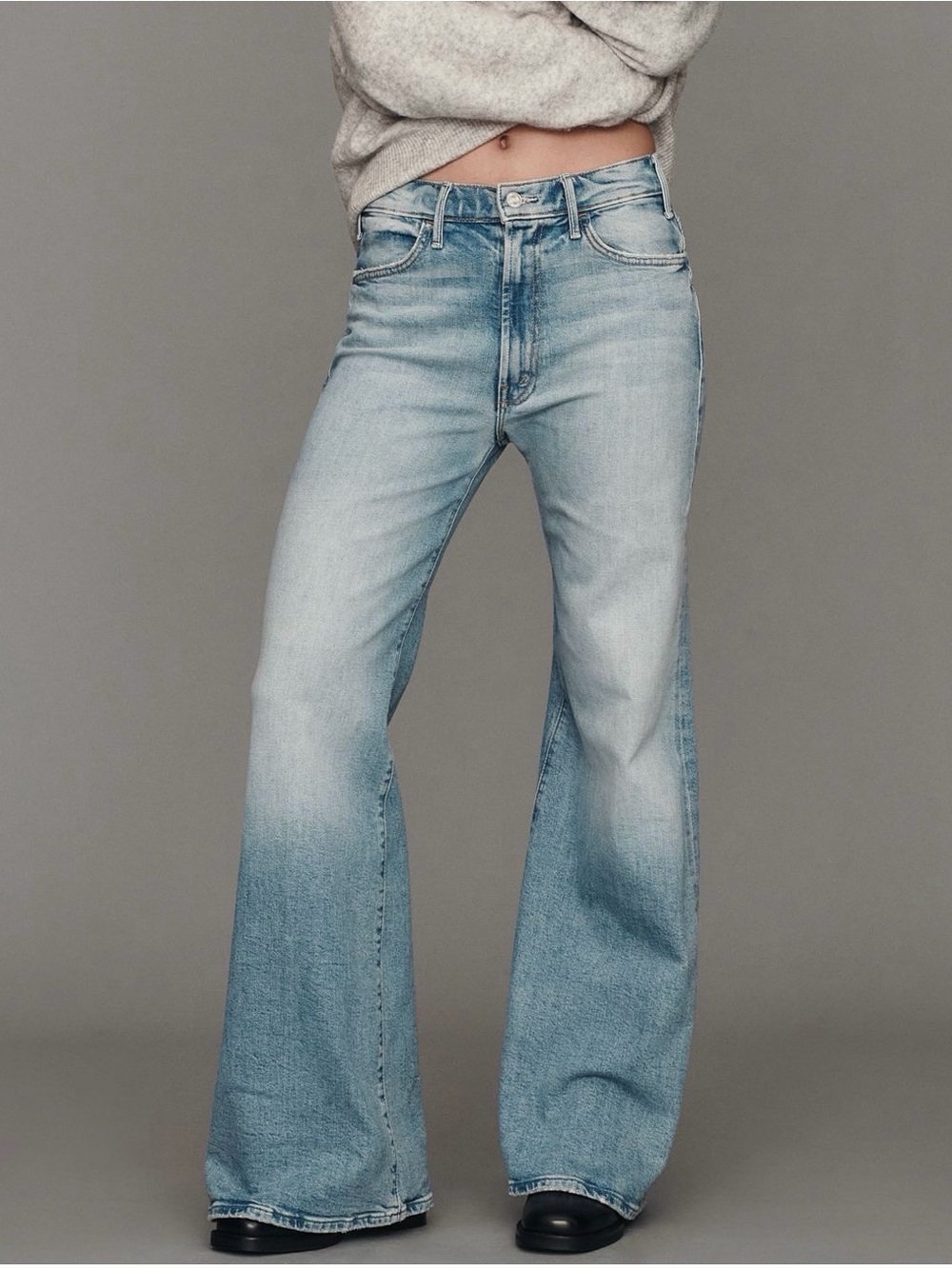 MOTHER Lil’ Hustler Roller Sneak Light Wash Wide-Leg Flare Jeans in Blue